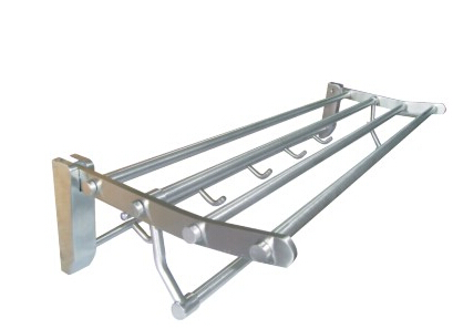 毛巾托要離開地面50cm位置；剛好離洗手池較近